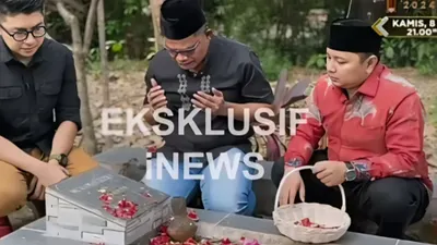 Sambil menangis, Iptu Rudiana nyekar ke makam Eky dan menyebut soal usaha yang ia lakukan untuk mendapatkan keadilan semoga segera membuahkan hasil 