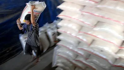 Pemegang Kartu Jakarta Pintar (KJP) Plus dan sejumlah kartu khusus lainnya dapat menebus sembako dengan harga subsidi.