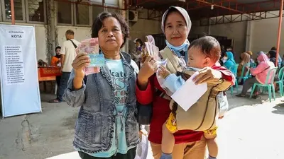 Bantuan sosial (bansos) merupakan salah satu upaya pemerintah untuk meringankan beban masyarakat, terutama bagi mereka yang kurang mampu.