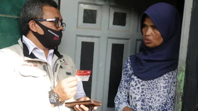 Keluarga Penerima Manfaat (KPM) yang termasuk dalam kategori PKH dan BPNT murni menerima pencairan bansos reguler melalui KKS.
