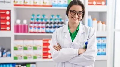 Tertarik Masuk Jurusan Farmasi? Ini 4 Prospek Kerja yang Sangat Menjanjikan Bagi Lulusannya!