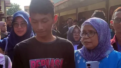  Saka Tatal (kiri) dan pengacara Titin Prialianti berjalan usai mengikuti sidang PK di Pengadilan Negeri Cirebon.