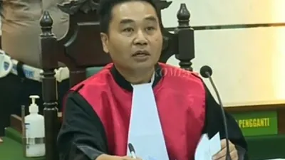 Eman Sulaeman merupakan hakim tunggal yang memimpin sidang praperadilan Pegi Setiawan dalam kasus Vina Cirebon.