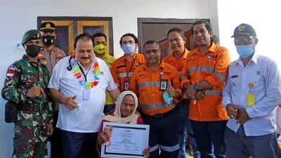 Haji Robert (Baju Putih) Dikenal sebagai pejuang kemanusiaan di Maluku Utara