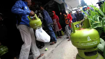 Warga mengantre untuk mendapatkan elpiji 3 Kg. 