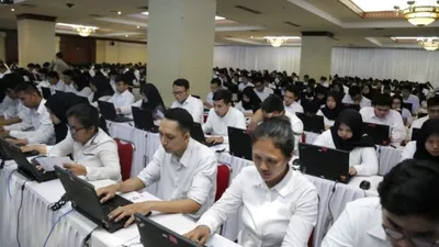 Berbeda dengan tahapan masuk ke perguruan tinggi reguler, ada beberapa persyaratan umum yang wajib dipenuhi bila ingin masuk ke sekolah kedinasan.
