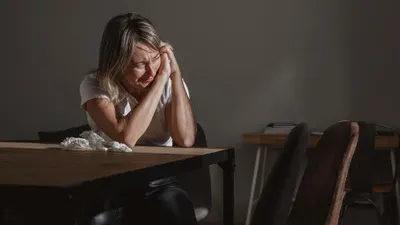 Psikologi 7 Tanda Trauma Masa Lalu yang Masih Menyakitimu Sampai Sekarang, Apa Kamu Mengalaminya?