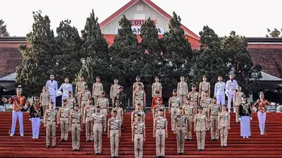 Ilustrasi Sekolah kedinasan adalah lembaga pendidikan yang bertujuan untuk mempersiapkan calon pegawai negeri sipil (PNS) atau calon anggota dinas.