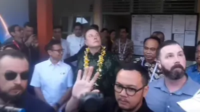 Resmikan Jaringan Internet Starlink di Bali, Ekspresi Elon Musk dan Body Guard Lihat Burung Gereja Jadi Sorotan