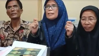 Salah satu kuasa hukum terpidana kasus Vina Cirebon, Titin Prialianti (tengah)
