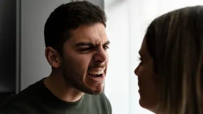 Untuk menghindari sifat tidak disukai oleh orang lain, kamu harus membiasakan diri untuk menjaga tindakan dan sifat emosional.