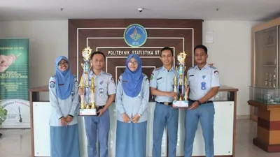 Taruna dan taruni Sekolah Kedinasan Politeknik Statistika STIS (POLSTAT STIS)