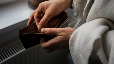Kita dapat mengidentifikasi sejumlah tren gaya hidup kekinian yang berpotensi mengarah pada kesulitan keuangan jika tidak dikelola baik.