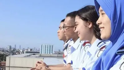 Terdapat banyak instansi yang mewajibkan pendaftarnya memiliki kondisi mata normal atau tidak berkacamata.