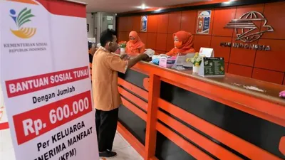 KPM PKH hanya perlu menunggu surat undangan dibagikan oleh pihak PT Pos Indonesia ke rumah.