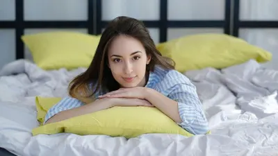 Ilustrasi kepribadian wanita berdasarkan bantal tidur yang digunakan