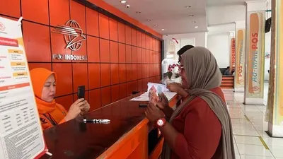 Ilustrasi Pencairan Bansos di PT Pos Indonesia