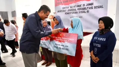 Ilustrasi pencarian bantuan sosial (bansos).
