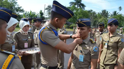Sekolah kedinasan adalah sebutan untuk perguruan tinggi yang menjalankan pola pendidikan dengan ikatan dinas.
