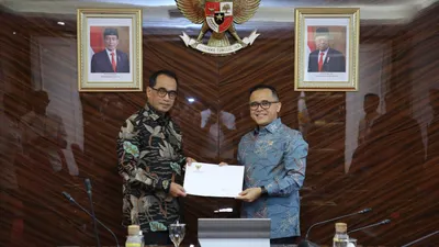  MenPANRB menyerahkan prinsip formasi ASN Kemenhub. (menpan.go.id)