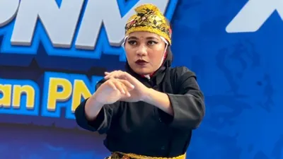 Mila, dengan perjalanan yang mencerminkan ketangguhan dan dedikasi, mulai dari prestasi sebagai atlet pencak silat hingga menjadi pilar utama dalam keluarga dan dalam lingkungan kerja kami di PNM.