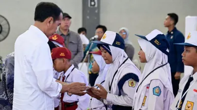 Untuk bisa mendapatkan bansos PIP, orang tua atau wali murid calon penerima manfaat perlu melakukan pengajuan melalui instansi sekolah.