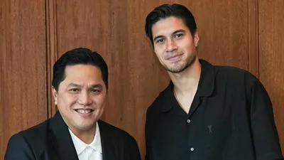 Ketua Umum PSSI Erick Thohir berjabat tangan dengan Kevin Diks.