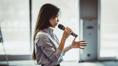 Ilustrasi seseorang memiliki side job karena kemampuasn bahasa asing