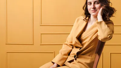 Perempuan yang terlihat berkelas, elegan dan memiliki aura yang menawan cenderung menimbulkan vibes aura perempuan mahal.