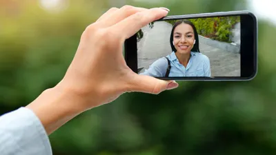 Mau Hasil Video yang Ciamik? Ini Tips Merekam Video dengan HP Ala Vlogger 