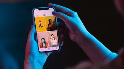 Ilustrasi kepribadian yang sering menggunakan media sosial tetapi tidak suka memposting sesuatu.