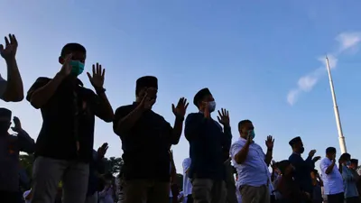 Dalam momen ini ada dua ibadah yang seringkali diidentikkan dengan Idul Adha, yaitu ibadah haji dan ibadah kurban.