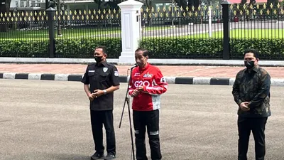 Presiden Joko Widodo didampingi Ketua MPR RI sekaligus Ketua IMI Bambang Soesatyo dan Menteri BUMN Erick Thohir saat memberi sambutan sebelum melepas parade MotoGP di depan Istana Merdeka Jakarta, Rabu (16/3/2022).