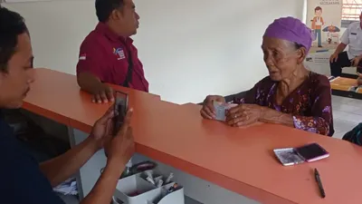 Bansos Rp400 Ribu Sudah Cair Lewat Kartu KKS, KPM PKH dan BPNT Buruan Cek Bantuan di Bank Penyalur Ini