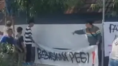 Warga Gelar Aksi Tanda Tangan Petisi di Depan Rumah Abdul Pasren Terkait Kasus Vina Cirebon