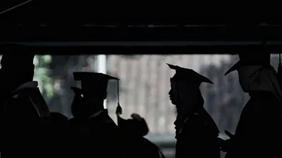 Ilustrasi Wisuda | Namun, banyak di antara mereka sebenarnya memiliki potensi besar dan peran penting dalam perkembangan ilmu pengetahuan dan budaya.