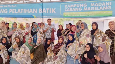 PNM melatih klaster nasabah batik di Kampung Madani Desa Gandusari Magelang agar mampu menghasilkan variasi produk batik.