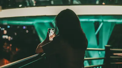 Ilustrasi Wanita yang Suka Begadang