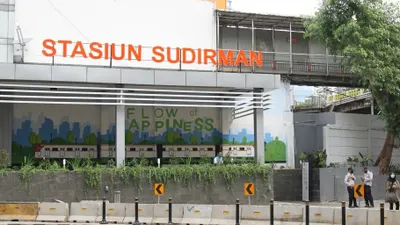 Di sekitar Stasiun Sudirman terdapat sejumlah jajanan dengan harga yang sangat terjangkau bahkan ada camilan yang harganya mulai Rp5.000.