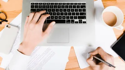 Berikut ini enam peluang bisnis yang bisa dijalankan untuk menambah penghasilan hanya dengan modal laptop.
