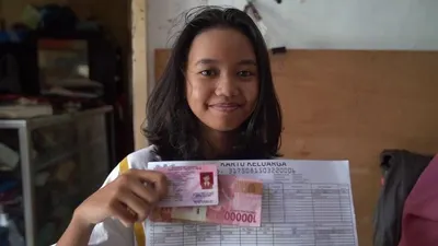 Pemilik ATM BRI maupun Mandiri segera cek sekarang, karena dikabarkan bahwa ada saldo masuk Rp400 ribu khusus bagi KPM ini.