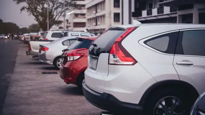 Seputar Otomotif: Ini Tips Aman Untuk Parkir Mobil di Jalan Raya, Simpel tapi Penting 