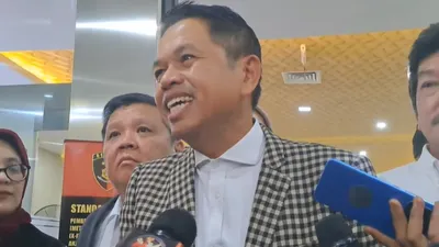 Dedi Mulyadi menegaskan bahwa Rudiana seharusnya bahagia dengan keterangan Dede, bukan somasi. Keterangan Dede dianggap sebagai kunci untuk mengungkap kebenaran kasus.