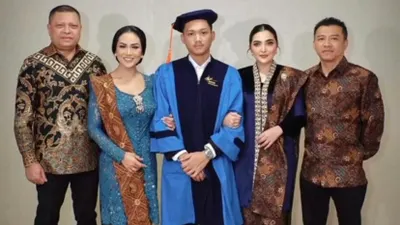 Momen Wisuda Azriel Hermansyah