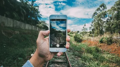 Lalu, bagaimana cara kamu biasanya memegang handphone berdasarkan gambar yang tertera di atas? Simak yuk, ulasannya.