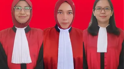 Adapun Wakil Tuhan atau Yang Mulia (sebutan lain untuk hakim) memimpin jalannya sidang PK Saka Tatal, ketiga-tiganya merupakan wanita.