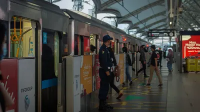 Perbandingan Total Perjalanan MRT dan LRT Jakarta di 2024 vs 2023, Mana yang Penumpangya Paling Banyak?