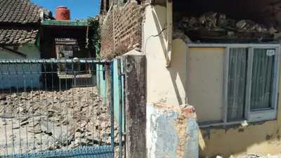 Tercatat ada 30 rumah warga dan dua masjid di Kecamatan Pasirwangi, Kabupaten Garut mengalami rusak parah.
