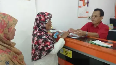 Pencairan bansos melalui KKS ATM Merah Putih Bank Himbara, kantor pos, dan titik komunitas baik kantor kelurahan atau balai desa.
