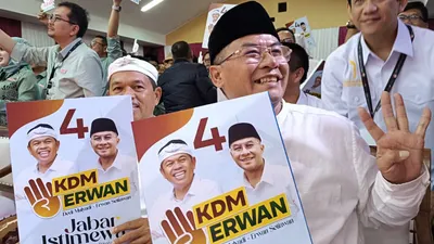 Cagub-Cawagub Jabar, Kang Dedi Mulyadi (KDM) dan Erwan Setiawan mendapat nomor urut empat saat pengundian yang digelar KPU Jabar.